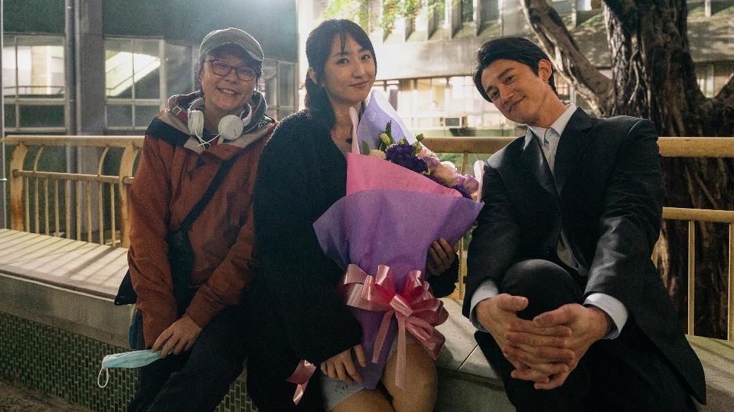 導演張亨如(左一)大讚柯佳嬿很適合這個角色。(圖/Netflix提供)