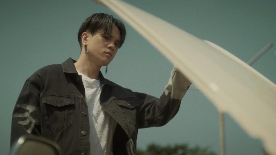 扛不住!男星慘遭分手還當苦力 頂豔陽推車全身濕透