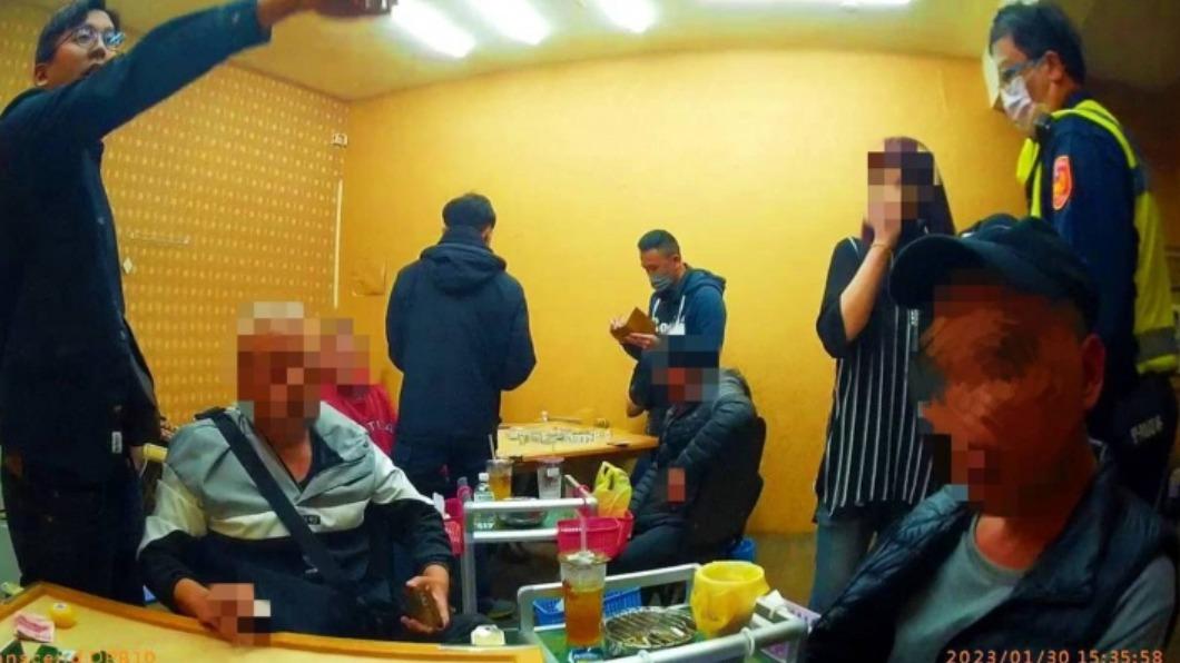 麻將賭場隱身披薩蔬食店樓上　南警逮10人法辦
