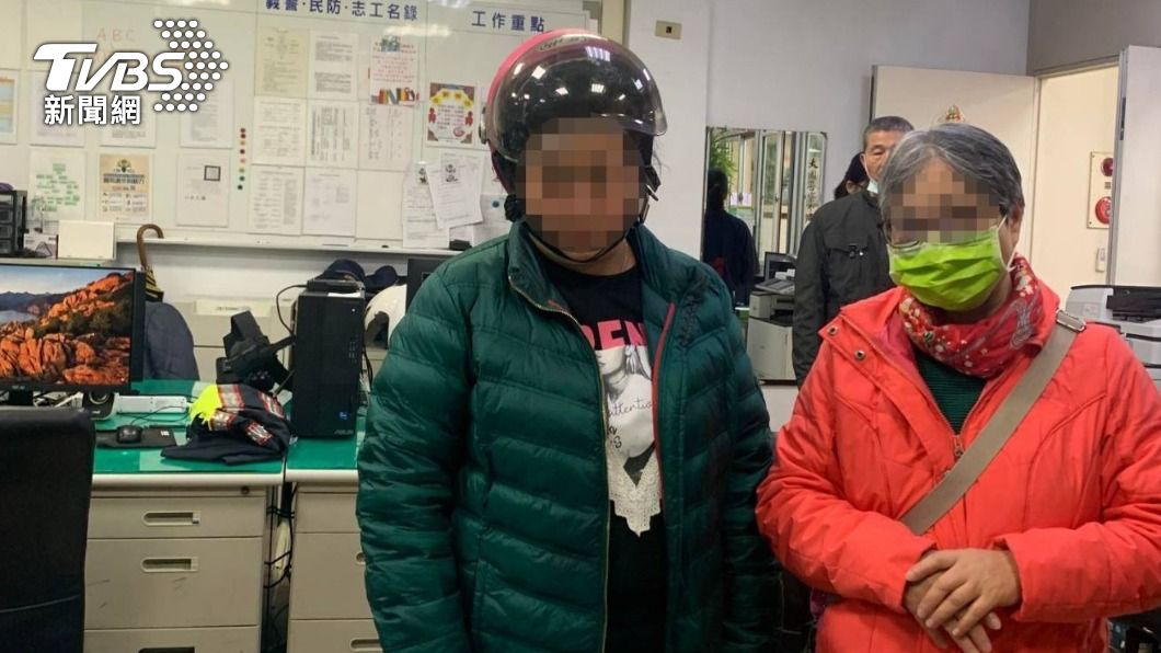善良民眾(右)將錢撿起後拿到警局,順利還給女攤商(左)。(圖/警方提供)