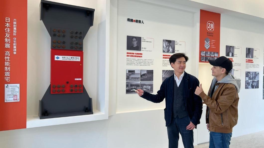 林志穎跟弟弟林志鑫一起欣賞新建案模型。(圖/翻攝自林志穎臉書)