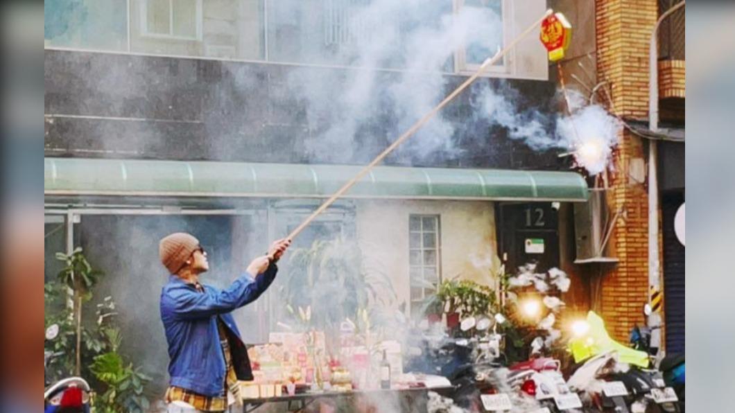 鼓鼓昨到公司進行開工團拜,並負責放鞭炮迎新年。(圖/翻攝自鼓鼓臉書)
