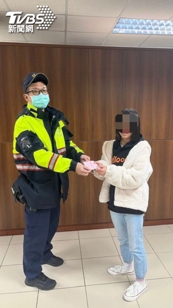 員警協助少女聯繫爸爸,幫助父女倆團圓。(圖/TVBS)