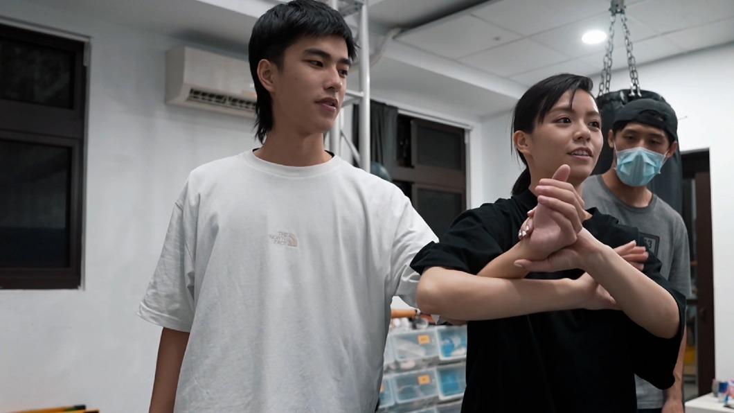宋芸樺為女警角色訓練制伏嫌犯動作。(圖/愛奇藝國際站提供提供)