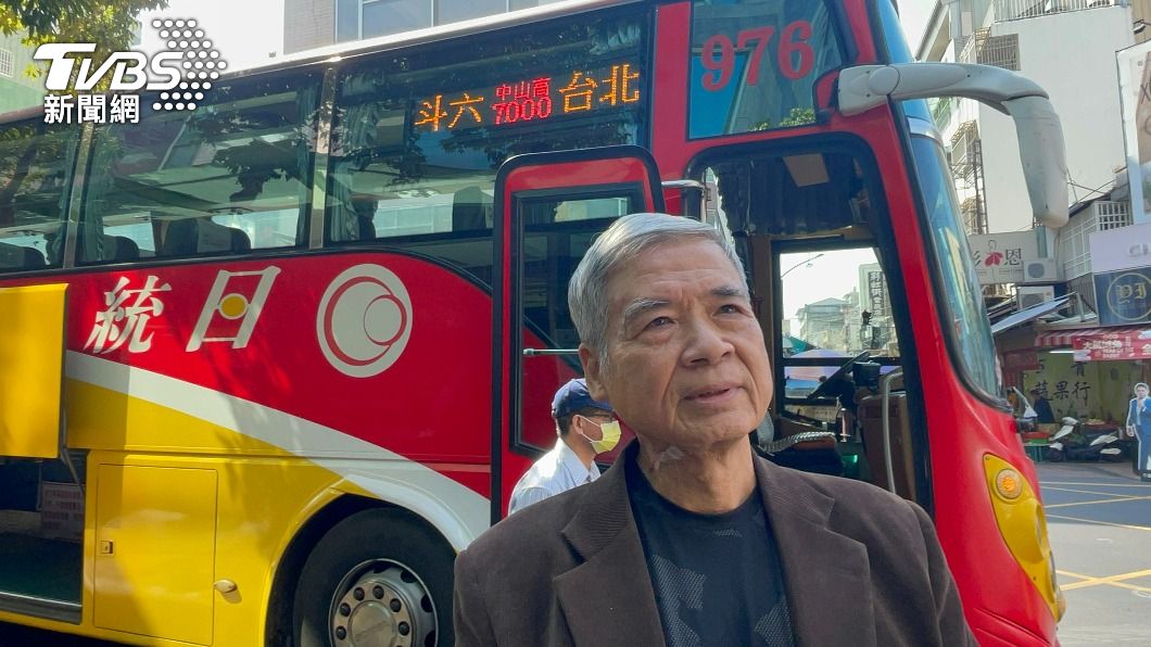 董事長林義風中午率員工在斗六站目送末班車駛離。(圖/中央社)