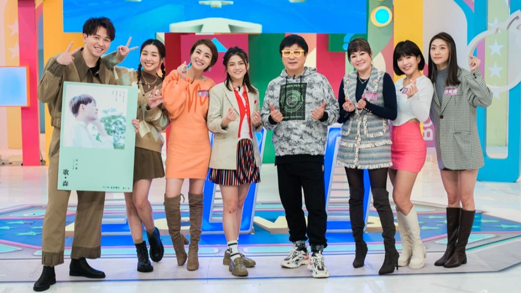 李子森(左起)、夏乙薇、徐小可、葉欣眉、胡瓜、Vicky、壯壯、胡祖薇日前錄影。(圖/衛視中文台提供)