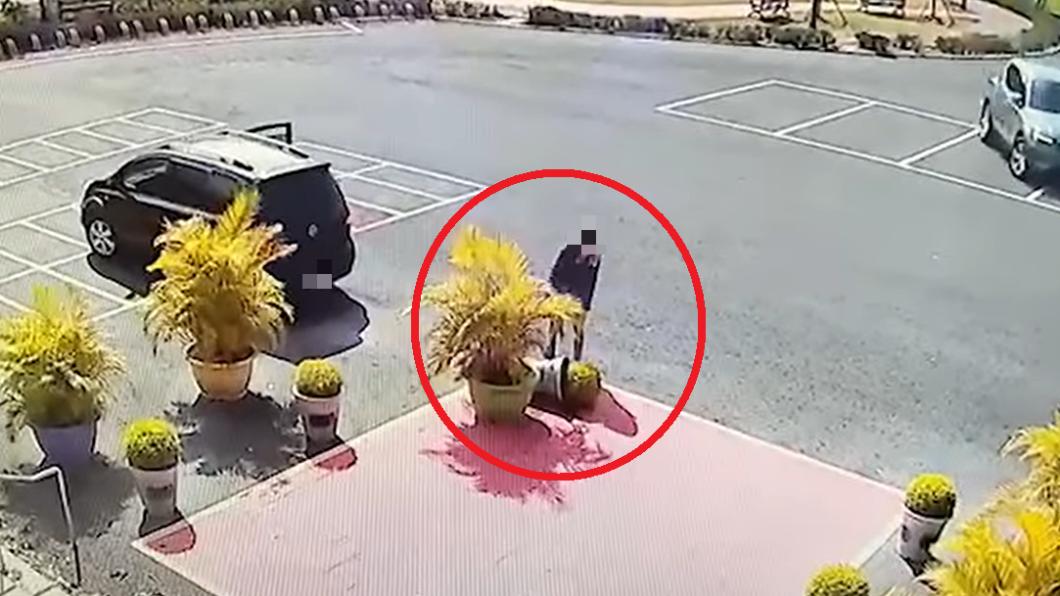 副駕駛座民眾下車來扶起盆栽。（圖／翻攝自虎尾鎮立圖書館）