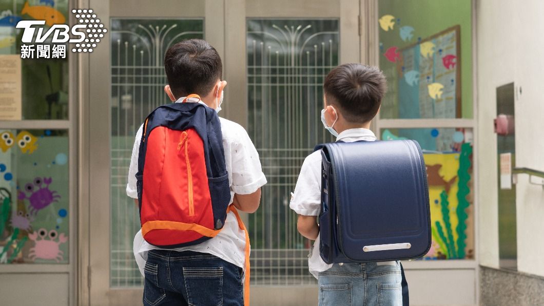 小二兒「新鞋寫6字」!媽氣問原因 他天真一句母暈了
