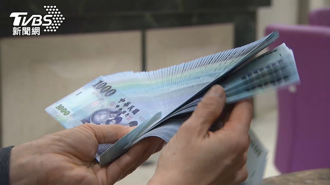 行政院農曆年前拍板全民普發現金6000元。(圖/TVBS)