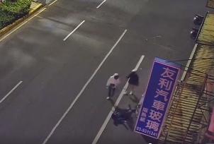 年輕人停車折返查看。(圖/翻攝自臉書社團「爆料公社」)