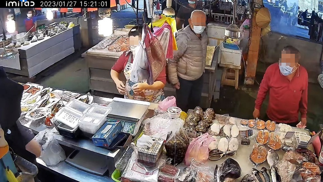 原PO透露那位客人(紅衣者)聽到價格後竟嗆150元可以Toro(黑鮪魚大腹)吃到翻過去。(圖/翻攝自爆怨公社)