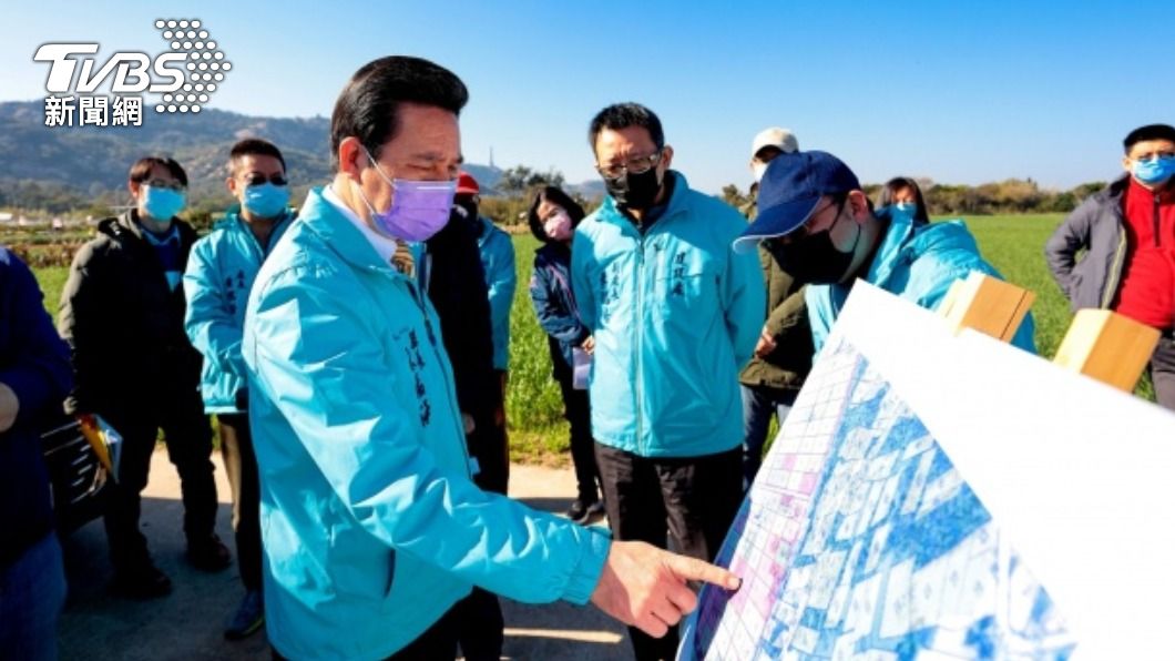 陳福海場勘尋求金門青年住宅解決方案。（圖／中央社）