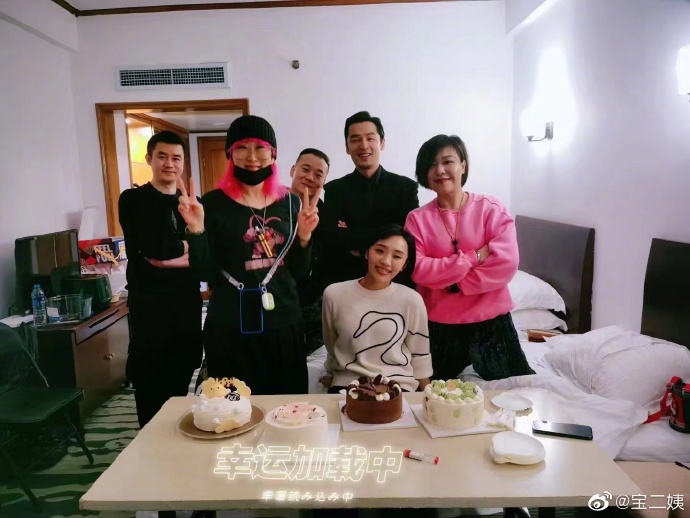 胡歌與妻子(前排中)疑似多張同框照外流。(圖/翻攝自微博)