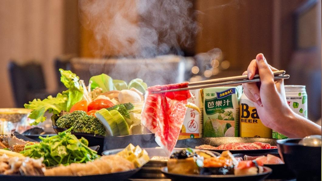 竹北店假日限定，成人開鍋就送青殼龍蝦乙份(半隻)。（圖／千葉提供）