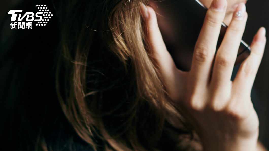 該女子不斷在電話中訴苦。（示意圖，非本文當事人／Shutterstock達志影像）