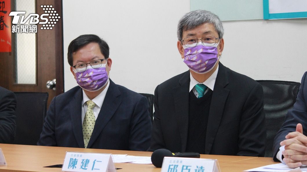 行政院長陳建仁(右)與副院長鄭文燦前往民眾黨團拜會。(圖/方炳超攝)