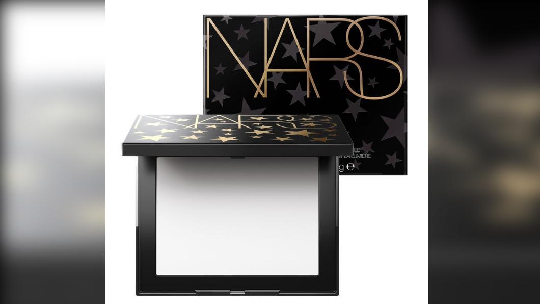 此次案件中被嫌犯仿冒的「NARS」打亮粉餅。(圖/翻攝自資生堂NARS官網)