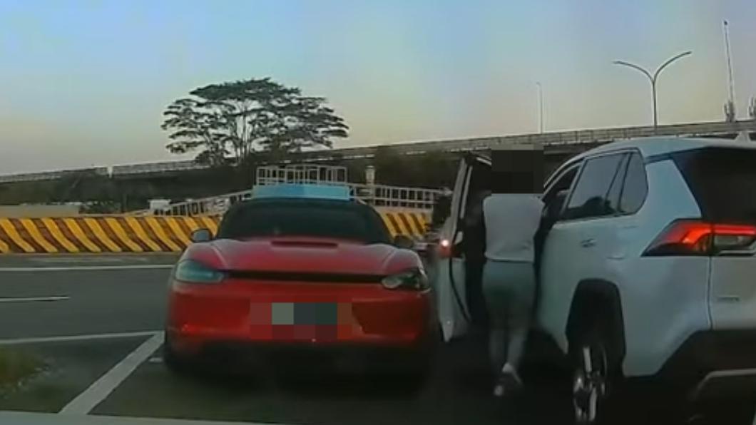 才剛處理完車禍!女駕駛開車門 又擦撞隔壁保時捷跑車