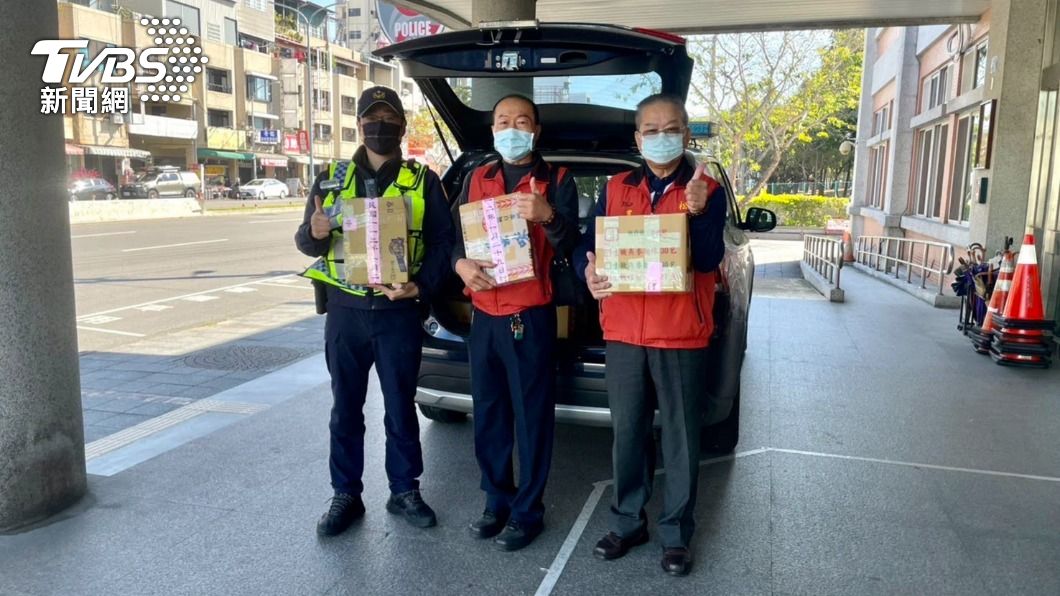員警協助主委將香油錢存進金融機構。（圖／TVBS）