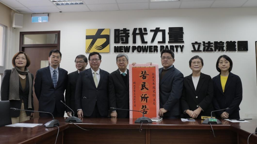 期許陳建仁憂民所憂 時力送「苦民所苦」中堂卷軸