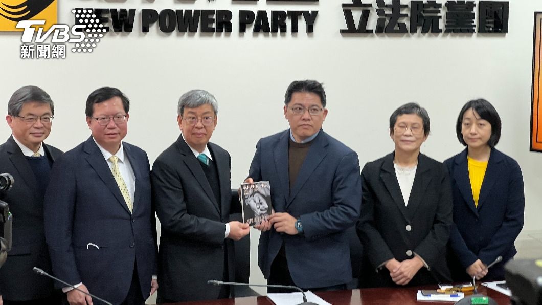 時代力量黨團贈送陳建仁《我袂放你一個人》一書。（圖／方炳超攝）