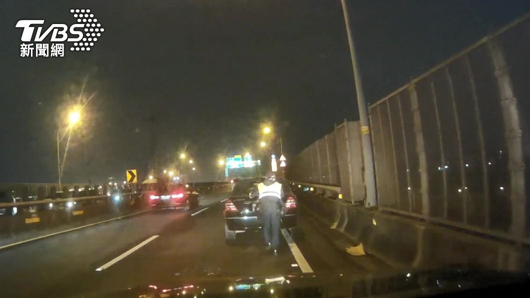 好猛!汽車拋錨塞爆台65 警化身大力士幫推車5百公尺