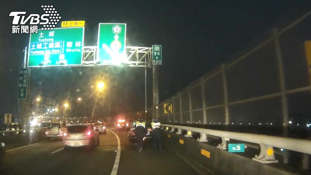 2名警員合力將車輛推到路肩,等待拖吊業者到場協助。(圖/TVBS)
