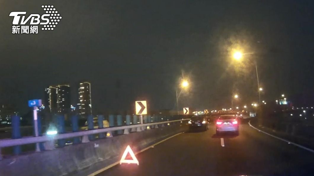 黑色小轎車在內線車道上拋錨,造成車流回堵。(圖/TVBS)