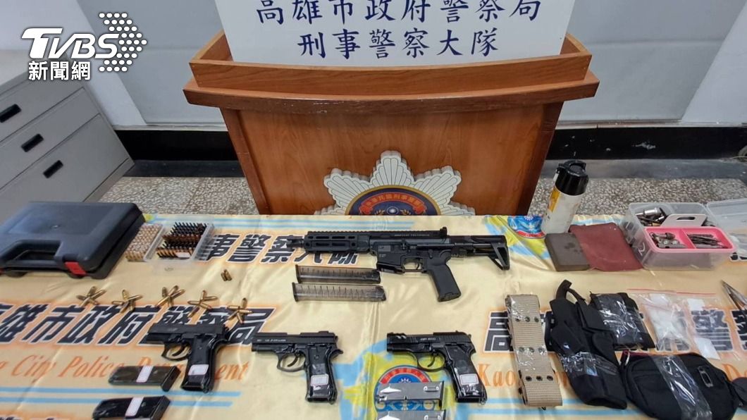 高市警破獲小型軍火庫 起出4長短槍、上百顆子彈