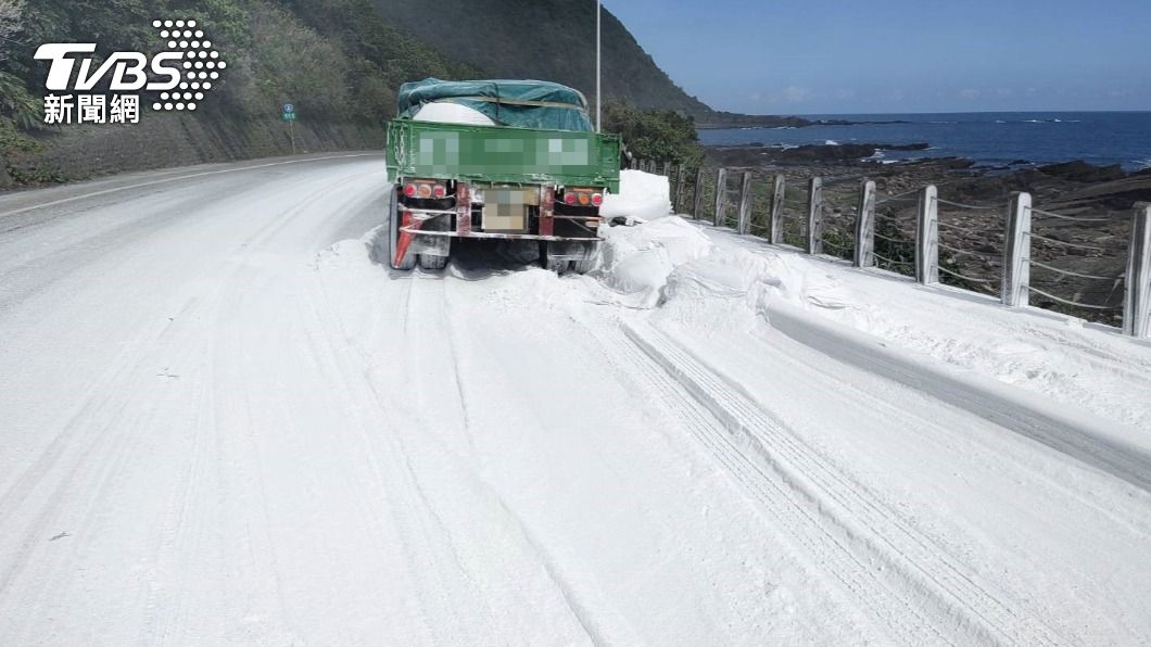 下雪了?貢寮台2線成銀白世界 「聯結車停雪中」真相曝