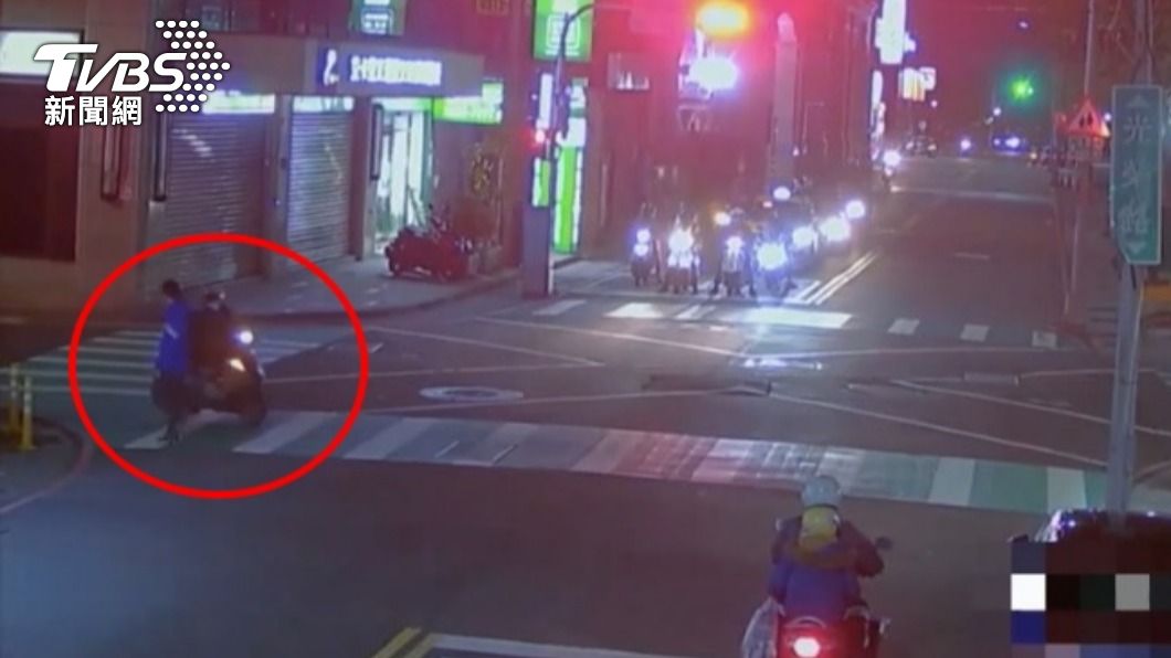 右轉半徑超級大!婦酒駕騎車被警攔 還說「只是去買菜」