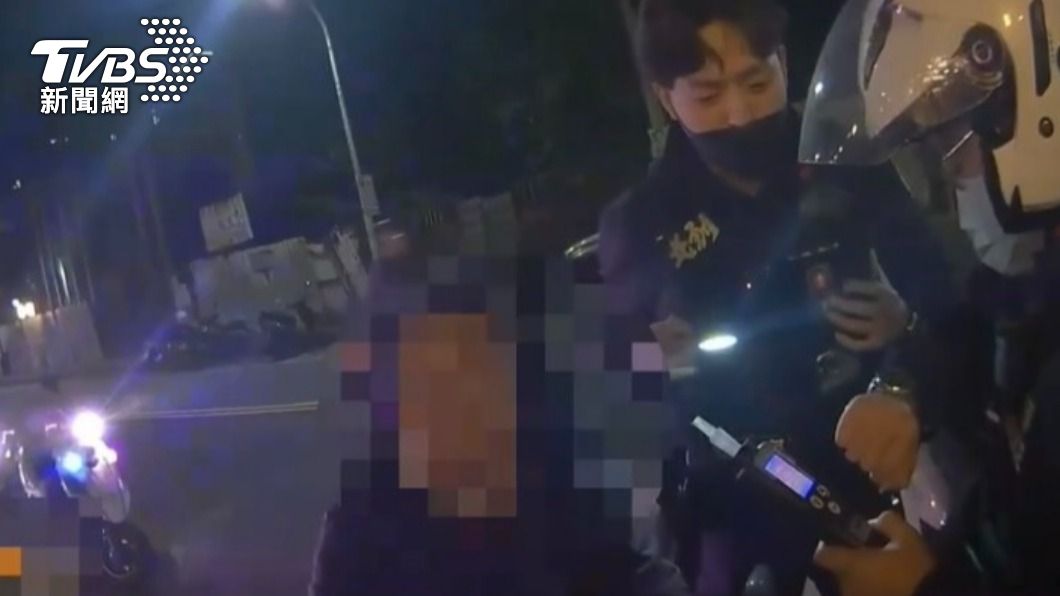 警方對婦人進行酒測。(圖/TVBS)