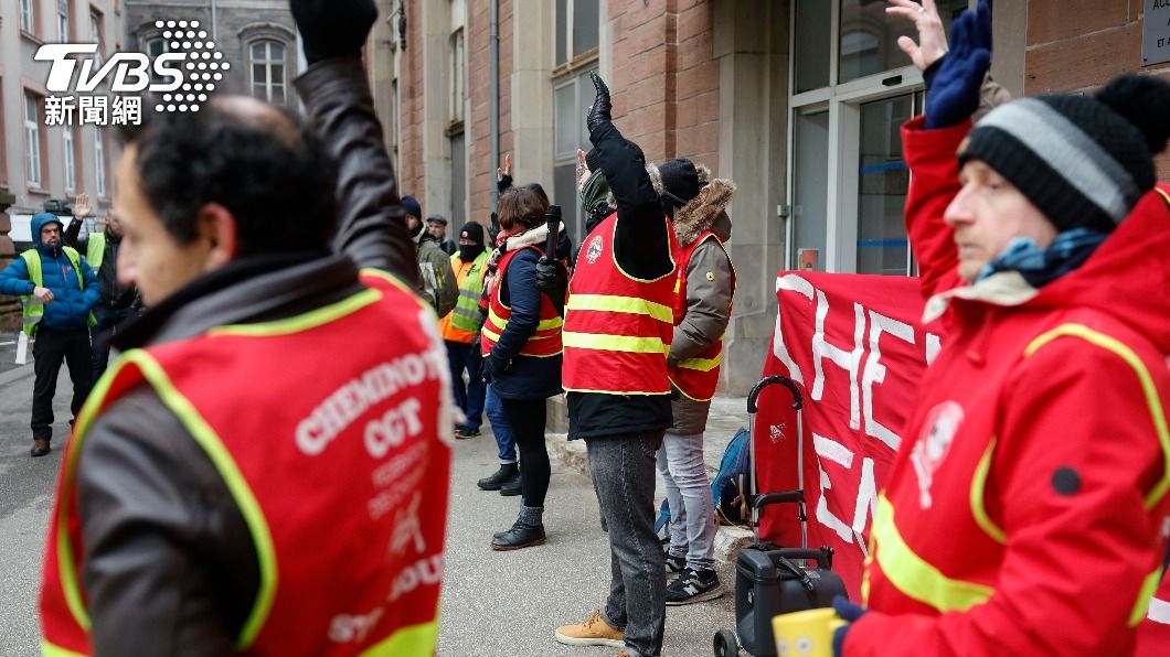 英教師和鐵路員工盼加薪因應通膨 50萬人參與大罷工