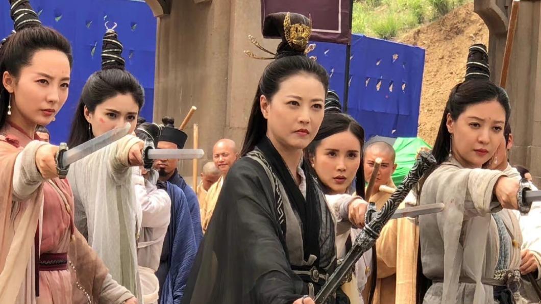 周海媚（中間黑衣）在2019最新版飾演峨嵋派前掌門人滅絕師太。（圖／翻攝自周海媚微博）