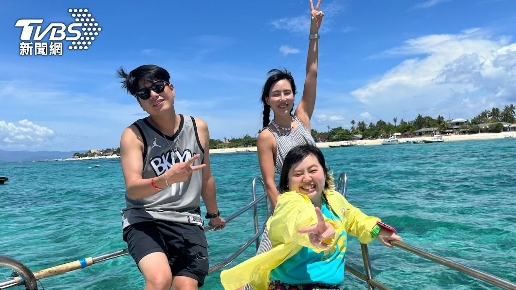 3人開心地搭船前往藍夢島。（圖／TVBS）