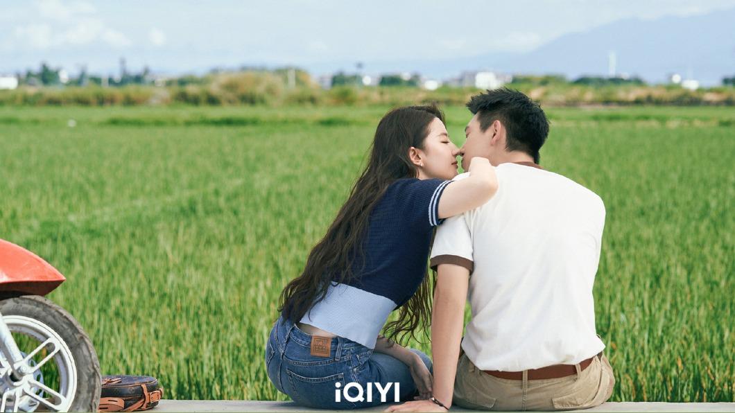 李現、劉亦菲劇中一抓到機會就玩起親親,閃瞎不少觀眾。(圖/愛奇藝國際站提供)