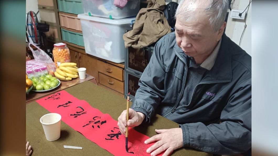 No Name叔叔是國寶級藝術家,新年時特地為他揮毫。(圖/艾迪昇提供)