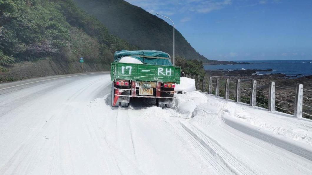 一輛載運的碳酸鈣粉的拖板車,在行經濱海公路時,不慎將碳酸鈣粉散落到路面上,整條道路就跟下雪似的 (圖/警方提供)