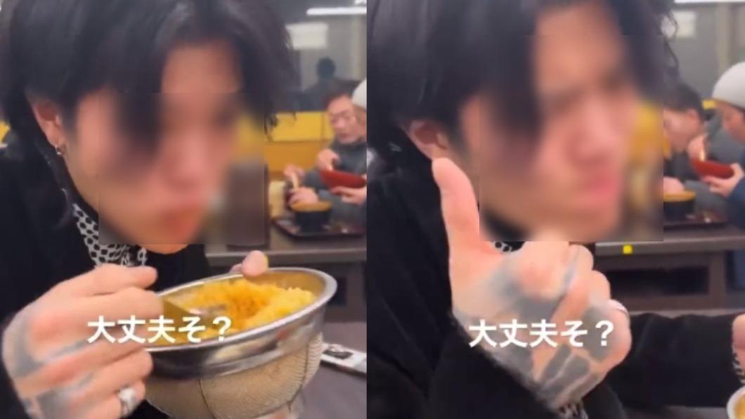 知名烏龍麵店也被惡搞!他拿公用湯匙狂吃配料 日網罵爆
