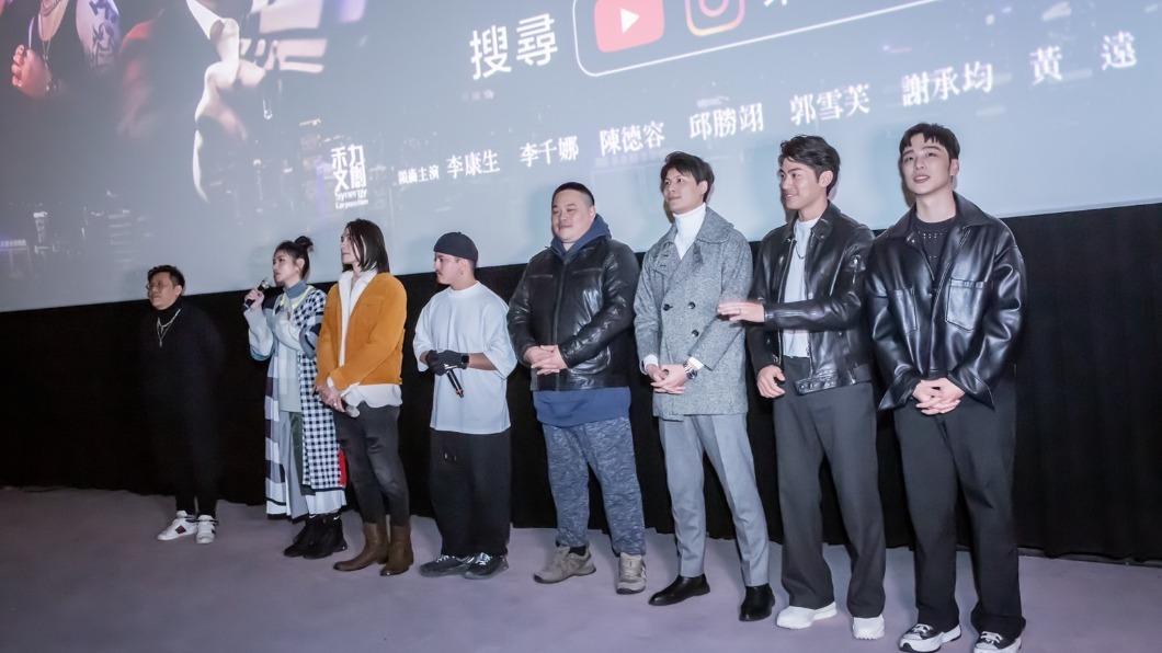 李千娜(左2)跑映後驚喜在現場演唱主題曲。(圖/禾力文創提供)