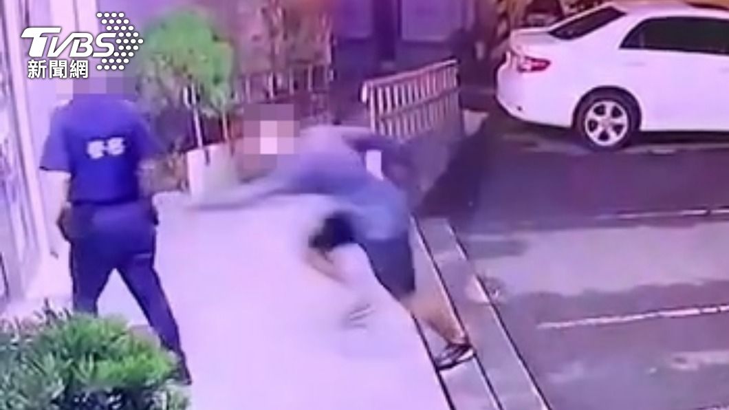 警局前喊「認識蔡英文」！莽男嗆報案　搶警棍再摔警察