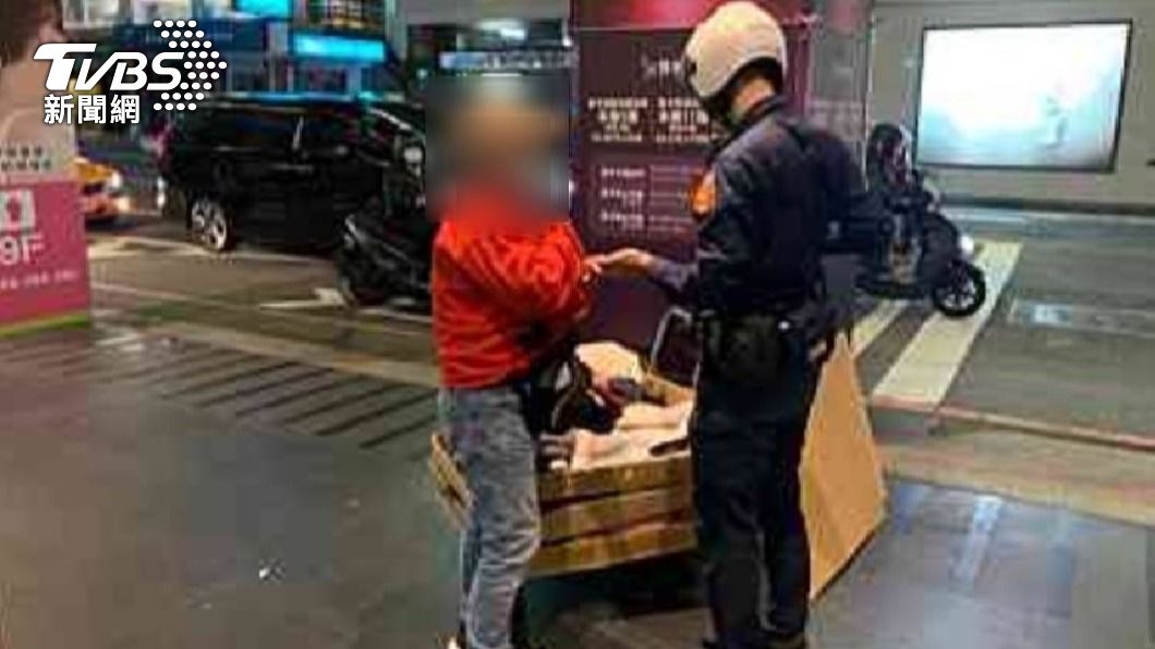 業者於騎樓和商圈道路違規擺攤,將被開罰最高2400元。(圖/TVBS)