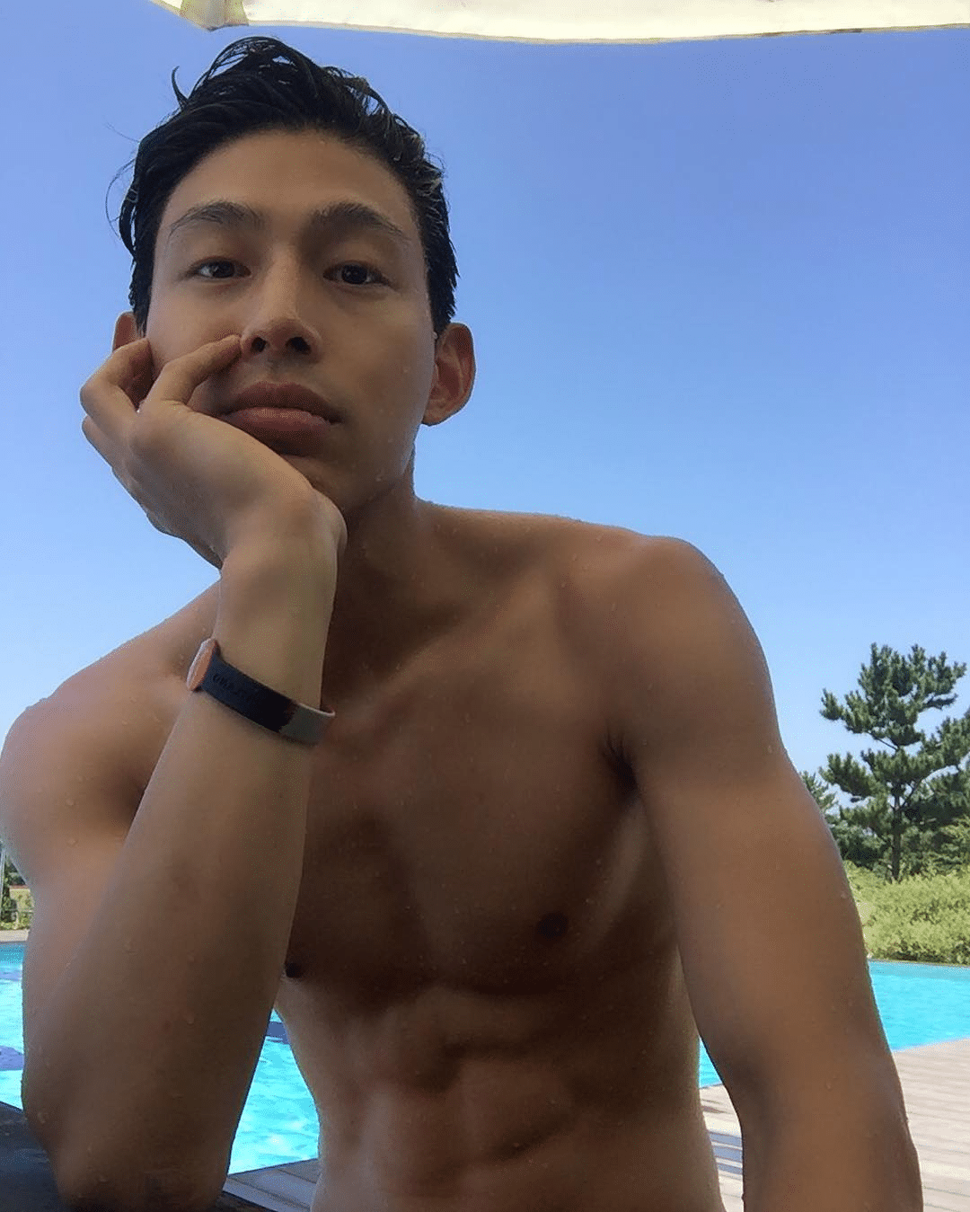 崔正元今年已經42歲,仍維持好身材,讓韓國網友讚嘆。(圖/翻攝自theqoo)