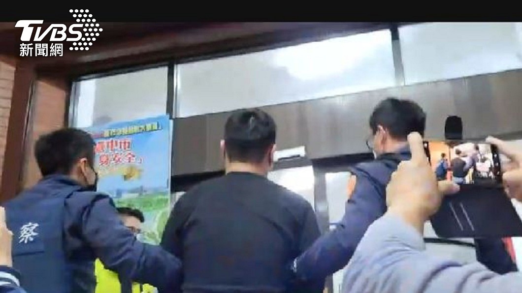 情侶吵架心情不爽!刺青裸男逢甲商圈揮開山刀 晚間落網