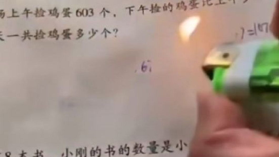 哥拿打火機烤弟寒假作業「字跡全消失」　行家曝解方：放冰箱