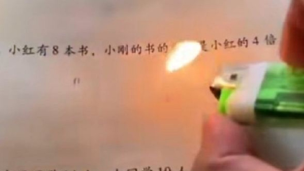 沒想到經過火烤這些字跡全都消失。(圖/翻攝自農民頻道)