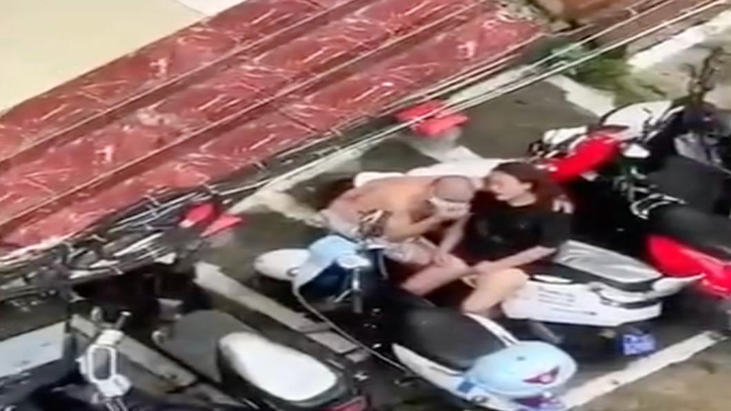 女子墜樓,好在機車救了她一命。(圖/翻攝自微博)