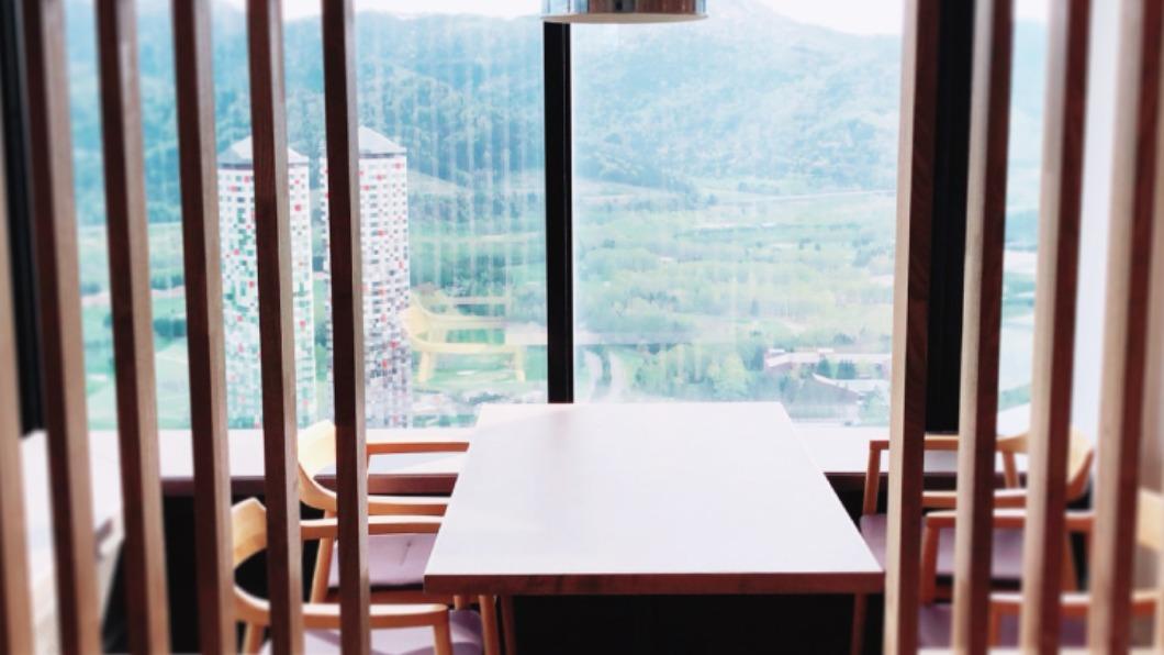 高樓層和食餐廳,邊吃早餐邊賞美景。( 圖 / 翻攝 Hoshino Resorts TOMAMU 官網 )