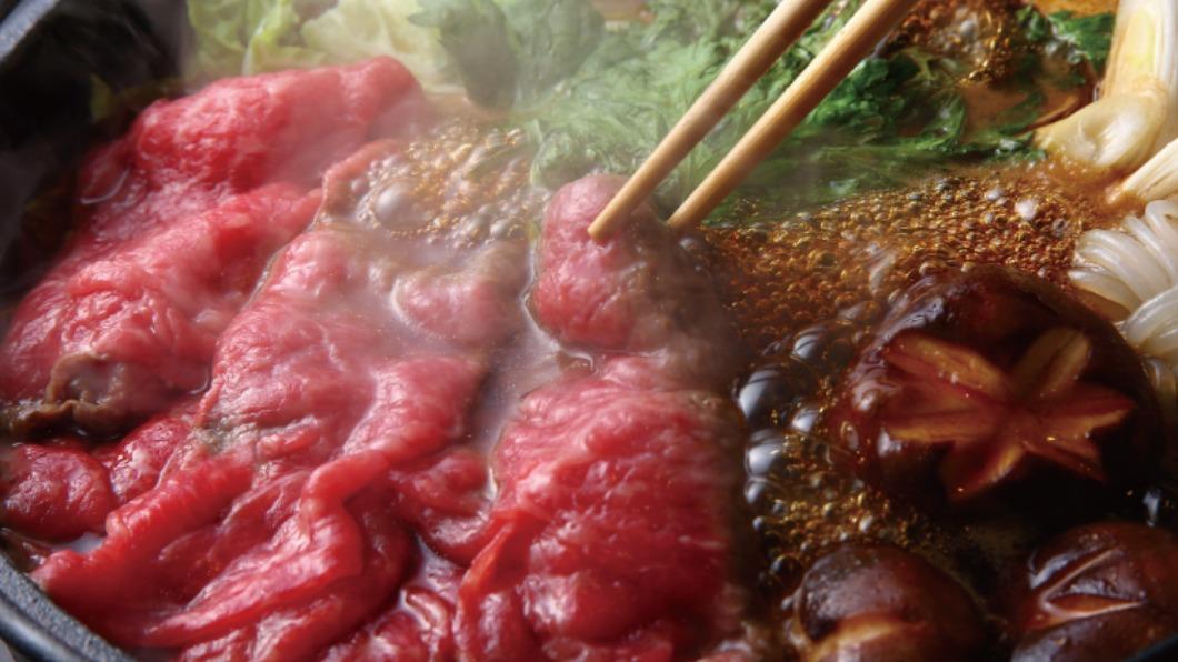 和牛鍋料理。( 圖 / 翻攝 Hoshino Resorts TOMAMU 官網 )