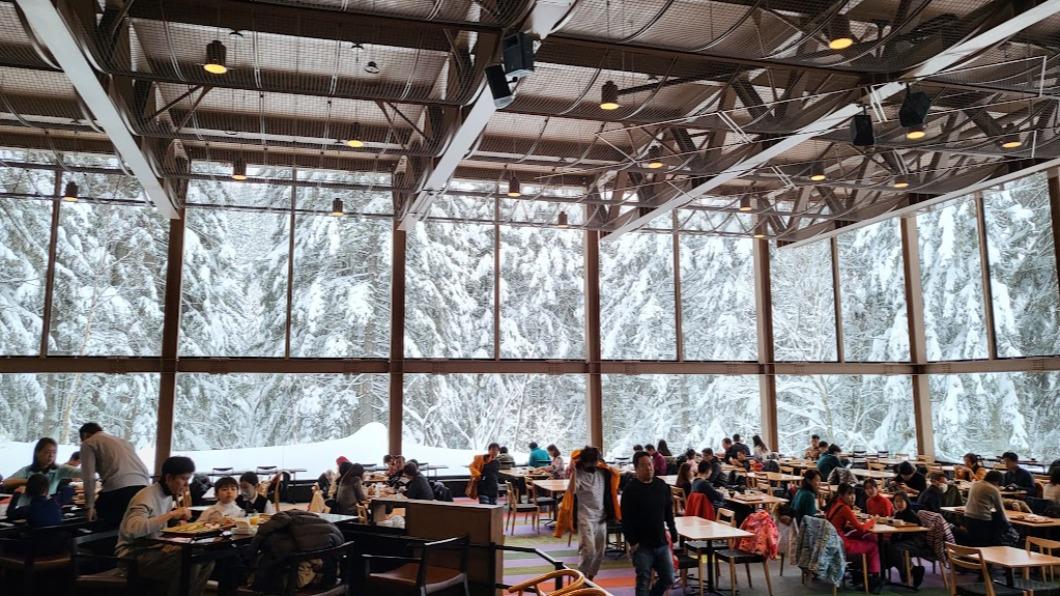 早餐時段的森林餐廳,享用美食邊賞雪景。( 圖 / TVBS )
